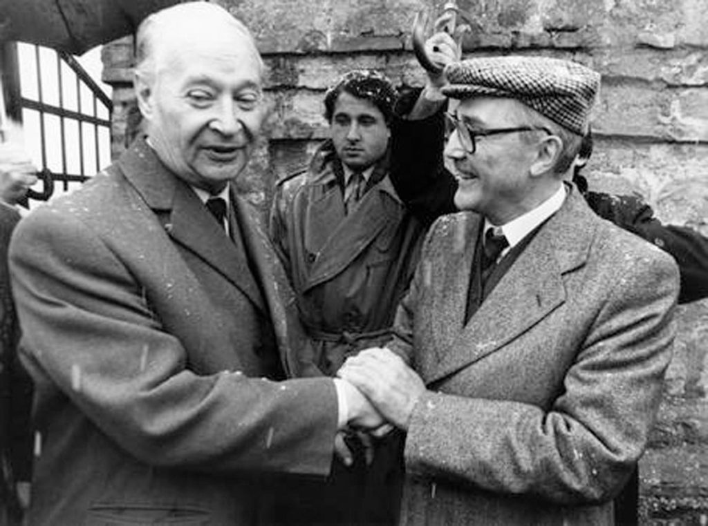 Alexander Dubcek in visita a Marzabotto assieme a Dante Cruicchi